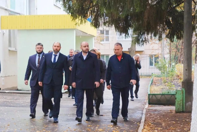 Глава региона отметил, что новое здание школе необходимо, так как учащимся не хватает места | Источник: Вячеслав Федорищев / MAX