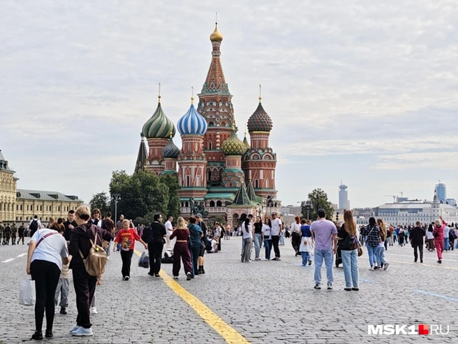 Толпы гуляющих на фоне храма | Источник: Дмитрий Бондарев / MSK1.RU