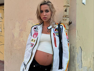 Беременную женщину в Петербурге затравили из-за открытого живота