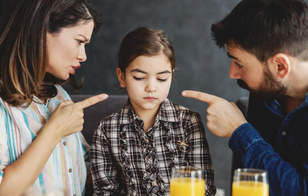 Превратят ребенка в гадкого утенка: 9 фраз, которые родители ни за что не должны говорить детям