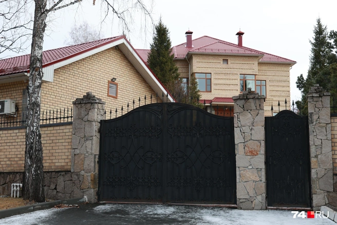 Недвижимость в этом поселке, по данным наших источников, по-прежнему числится за Махониным и его женой | Источник: Михаил Шилкин 
