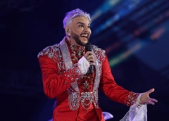 Филипп Киркоров сорвался с лестницы во время выступления на «Новой волне» в Казани — видео