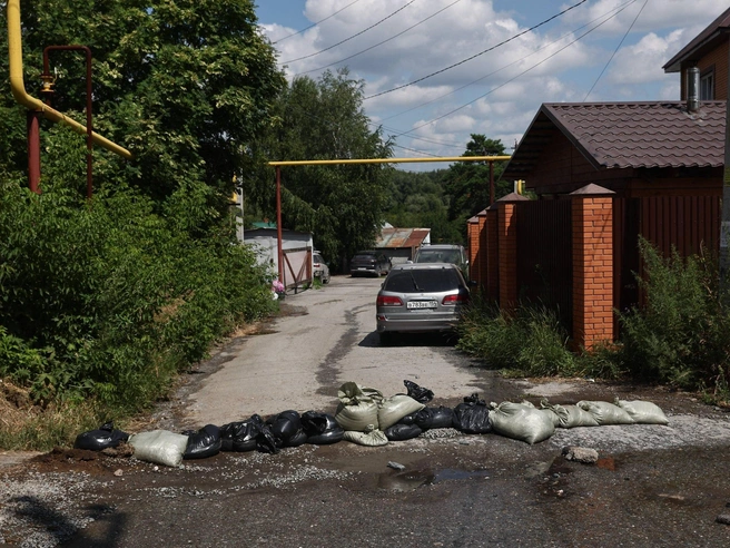 Жители пытаются защитить свои участки от воды | Источник: Александр Ощепков / NGS.RU