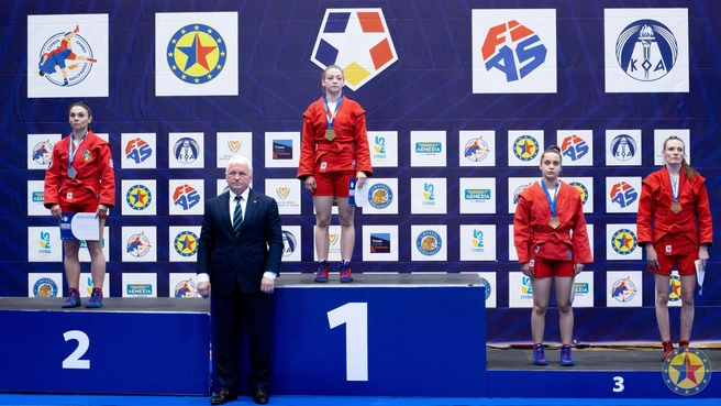 В 2017 году Анастасия завоевала золото чемпионата Европы по самбо в Минске, в 2025-м стала бронзовой призеркой ЧЕ в Лимасоле. Фото как раз с этого турнира, Анастасия на нем&nbsp;— крайняя справа | Источник: European Sambo Federation / vk.com