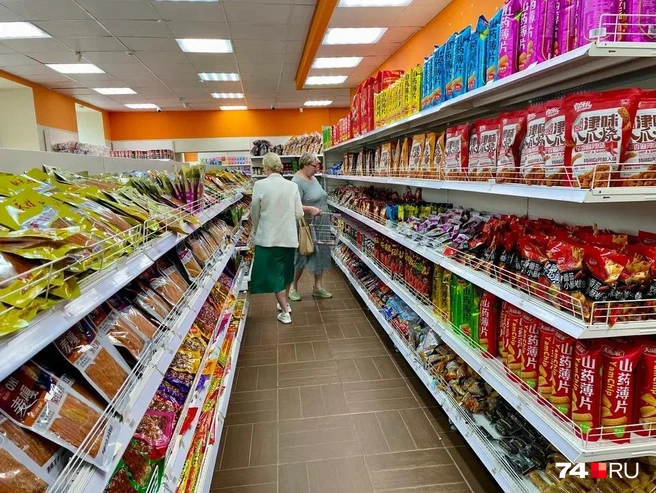 Азиатские продукты интересуют горожан разных поколений  | Источник: Михаил Шилкин 