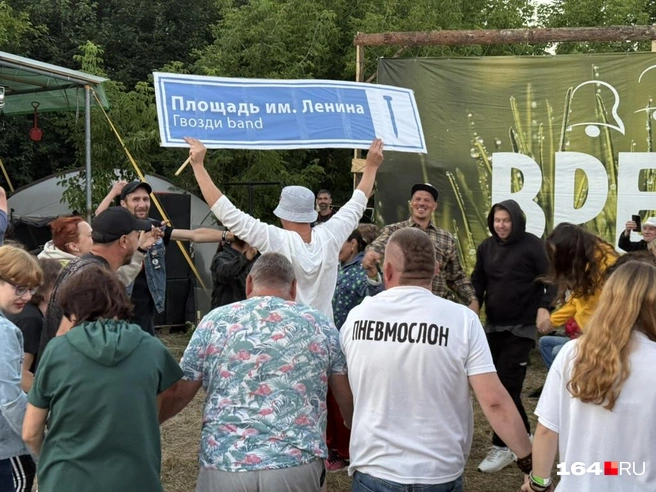 Шоу от петровского коллектива. Видимо, какой-то локальный мем | Источник: Сергей Петунин / 164.RU