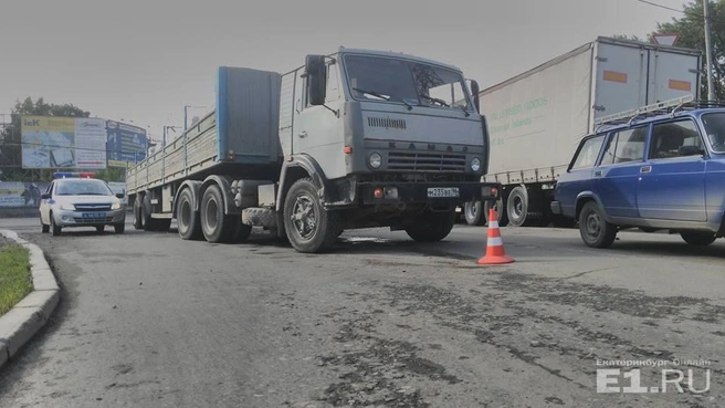 Большегрузом управлял 63-летний мужчина, он не успел затормозить и сбил ребенка  | Источник: Роман Марьяненко / E1.RU 