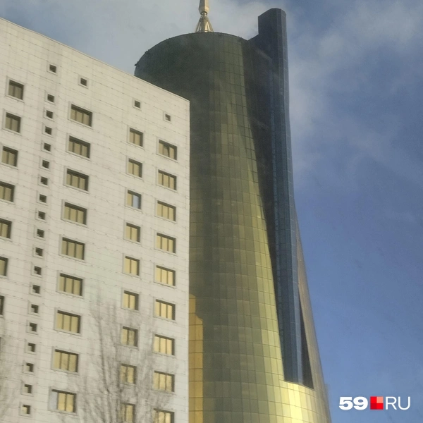 Еще одна такая же рядом с обычным домом | Источник: Ольга Якунчева / 59.RU