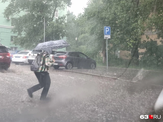 Куда бежать, уже промокли всё равно… | Источник: Роман Данилкин / 63.RU 