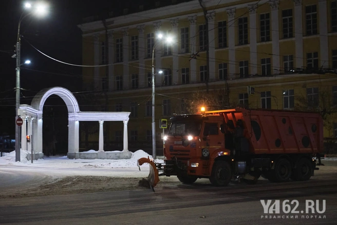 Уборка снега на площади Театральной в Рязани