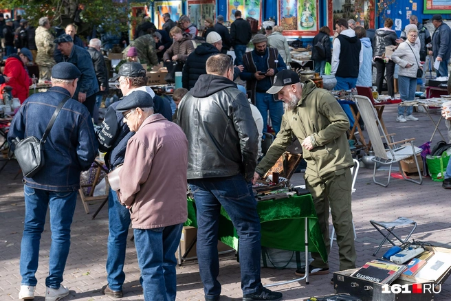 В верхней части рынка торговля идет со столиков | Источник: Евгений Вдовин / 161.RU