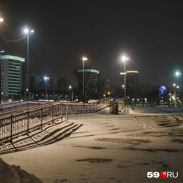 Сугробики у Театра Театра | Источник: Тимофей Калмаков / 59.RU