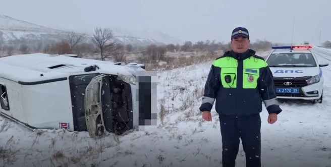 Маршрутка перевернулась утром 12 октября, в ней были шесть пассажиров  | Источник: Госавтоинспекция Забайкалья / Telegram