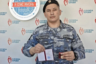 Пристав из Астрахани получил звание Почётного донора