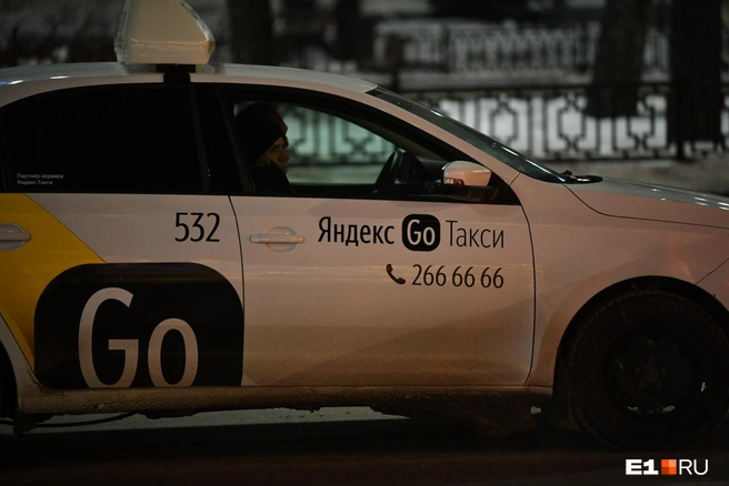 Новогодняя ночь — возможность для таксистов хорошо заработать | Источник: Артем Устюжанин / E1.RU