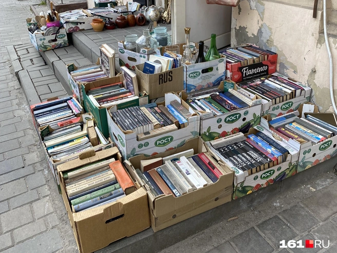 Вход в магазин усыпан книгами, кассетами и журналами | Источник: Наталья Костюк / 161.RU