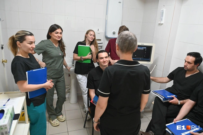 Заведующая продолжает оперировать и принимать участие в консилиумах, несмотря на административную работу | Источник: Дмитрий Емельянов / E1.RU