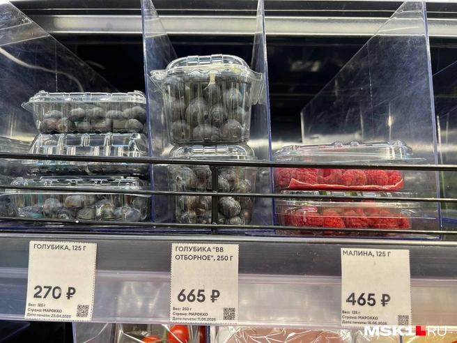 Во «ВкусВилле» представлена ягода из Марокко, маленький лоток весом в 125 грамм стоит 465 рублей | Источник: Елена Халматова / MSK1.RU