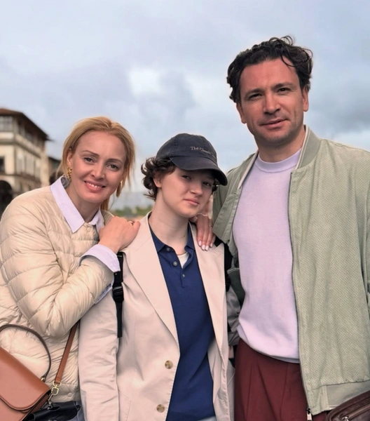 Антон с женой и дочерью | Источник: Соцсети