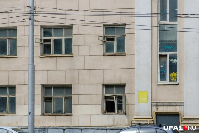 Рисунки не украшают фасад | Источник: Булат Салихов / UFA1.RU