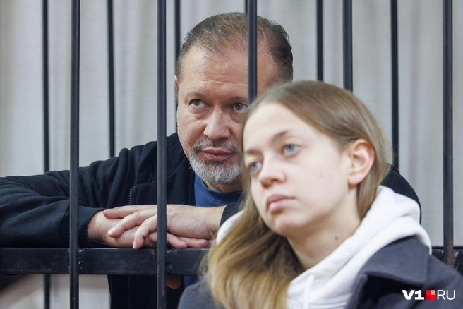 На прениях присутствовала дочь Алексея Зверева, которая поддерживала отца своим присутствием | Источник: Алексей Волхонский / V1.RU