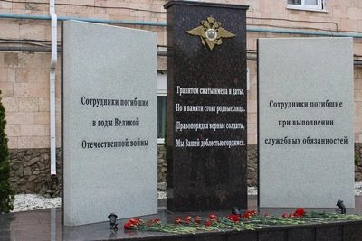 В МВД Адыгеи возложили цветы к мемориалу погибшим сотрудникам