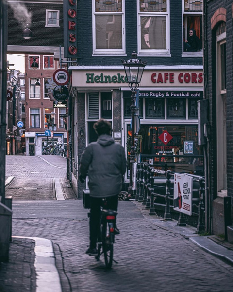 Фотограф из Амстердама показал, как квартал красных фонарей живет при карантине