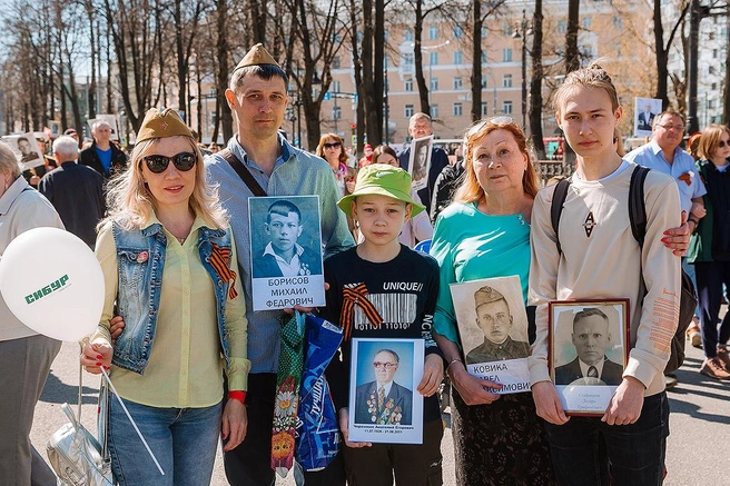 Александр Харцизов с супругой, сыновьями и мамой. Один из родственников во время войны пропал без вести, другой — погиб под Варшавой, когда ему было всего 17 лет | Источник: «Сибур-Химпром»