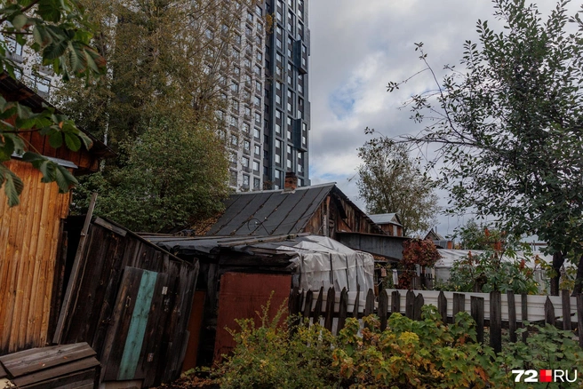 Земли, на которых стоят дома на Волоколамской, были не в городской собственности. Поэтому, как считают местные, не попали в программу КРТ  | Источник: Ирина Шарова / 72.RU 