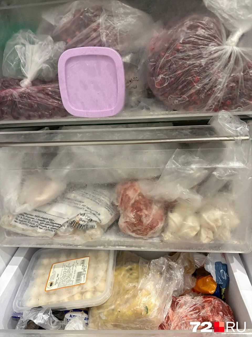Это морозилка Маши Токмаковой&nbsp;— тут и ягоды, и мясо, и рыба, и пельмени, и даже есть заготовки | Источник: Мария Токмакова 