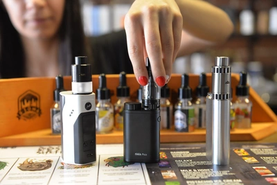 Петербург обсуждает запрет вейпов: каждый третий подросток курит