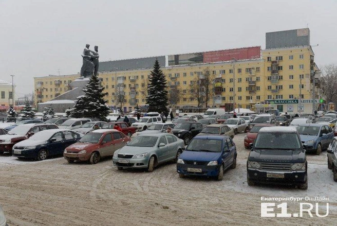 Перед "варежкой" автомобилисты, которые не хотят платить за парковку, могут оставить машину бесплатно. Однако эту территорию обещают закрыть от транспорта бетонными блоками в ближайшее время, а затем благоустроить для пешеходов.  		 	 