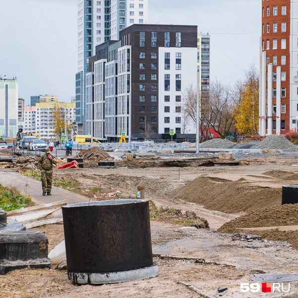 Дальше в сторону шоссе Космонавтов уже уложили асфальт, а между Стахановской и Льва Толстого строят дорогу | Источник: Тимофей Калмаков / 59.RU