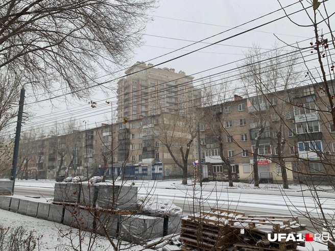Нормальных снимков этой улицы я у себя почему-то не нашёл — так она выглядела в ноябре 2022-го | Источник: Андрей Бирюков / UFA1.RU