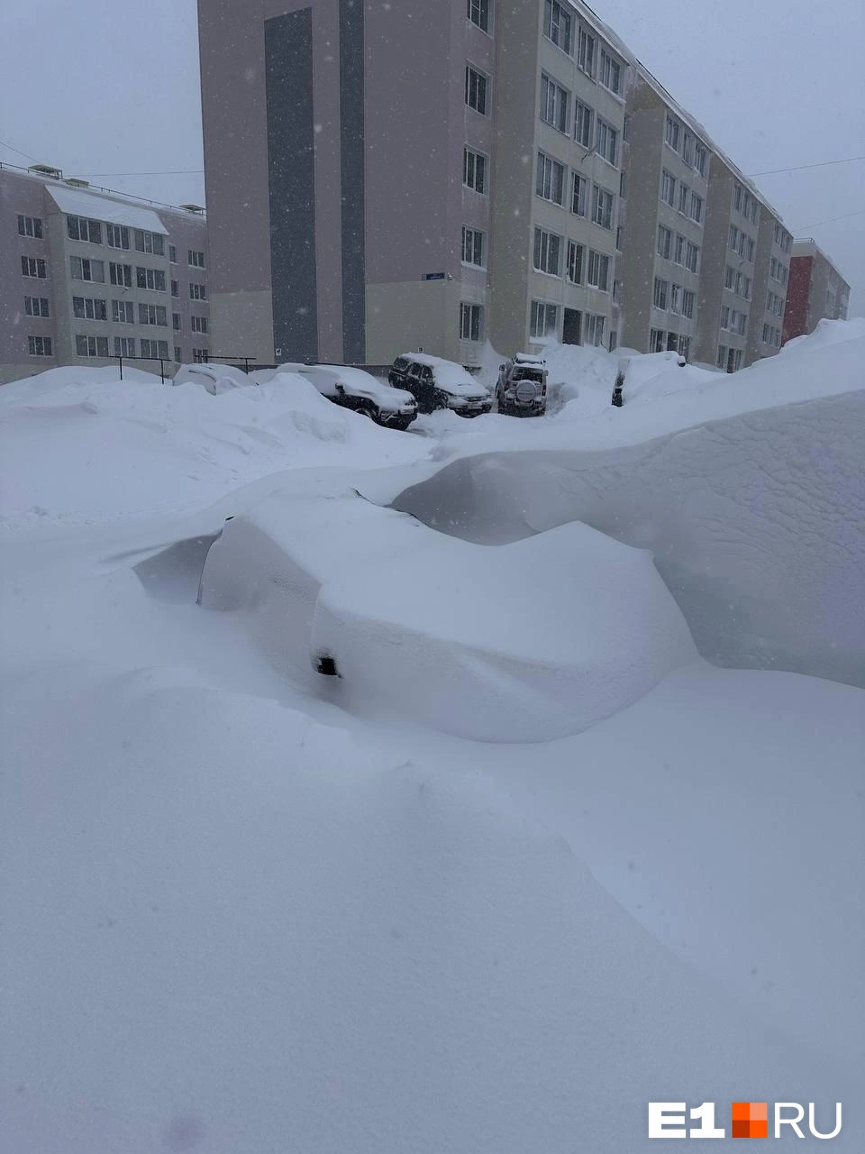 Оставить легковушку в такую погоду может быть опрометчиво. Если не откопать сразу, то придется ждать весны и тепла, чтобы снег растаял | Источник: Матвей Волков