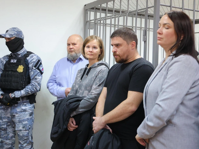 Подсудимые в зале суда. Справа — Елена Сербинова, в чьей квартире произошел взрыв | Источник: Владислав Лоншаков / E1.RU