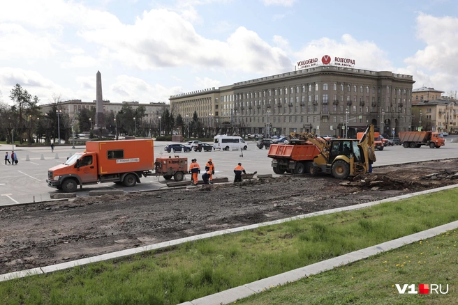 Остатки асфальта и подушки грузят экскаваторами и самосвалами | Источник: Алексей Волхонский / V1.RU