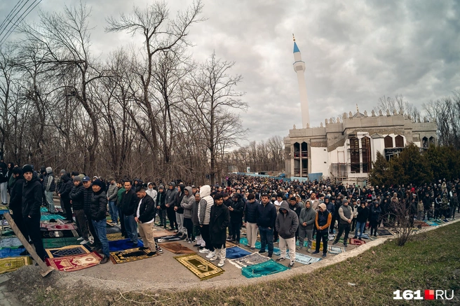 Территория вокруг мечети заполнилась верующими | Источник: Евгений Вдовин / 161.RU