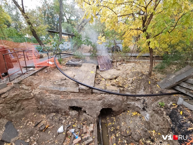 Парящий фонтан кипятка бьет в подземной камере уже месяц, вопреки многочисленным обещаниям пресс-службы «Концессий» | Источник: Константин Завриков / V1.RU