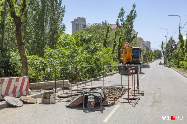 Взламывание асфальта началось сразу на большом протяжении улицы | Источник: Константин Завриков / V1.RU