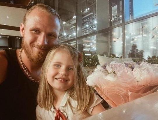 Отец года: бывший муж Пелагеи запретил 7-летней дочери выезжать за границу, даже не предупредив певицу