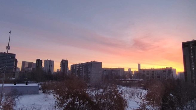 В некоторых районах было заметно, как небо покрылось розовой дымкой. Это фото сделано в микрорайоне Заречном | Источник: читатель E1.RU