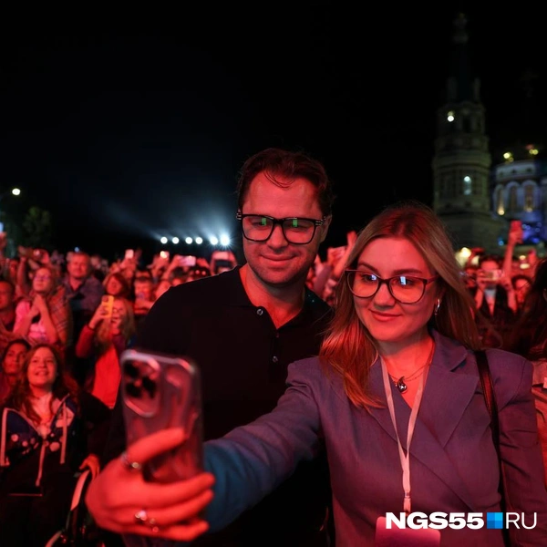 Пока выступает «Дискотека авария», самое время сфотографироваться с другой звездой | Источник: Евгений Софийчук / NGS55.RU