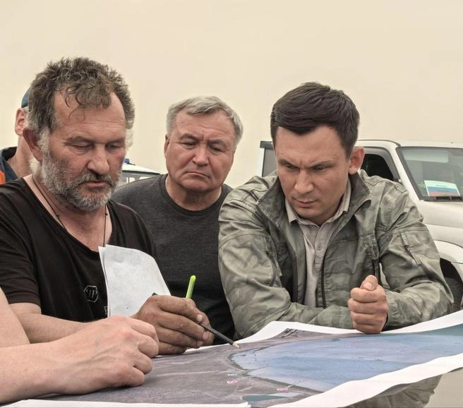Павел Волжин (справа) на одном из лесных пожаров в Читинском округе | Источник: пресс-служба Минприроды Забайкалья