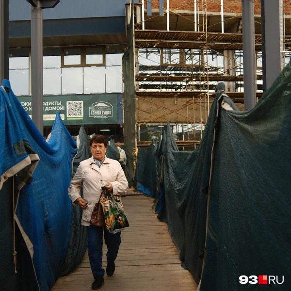 Люди продолжают ходить за покупками | Источник: Дарья Паращенко / 93.RU