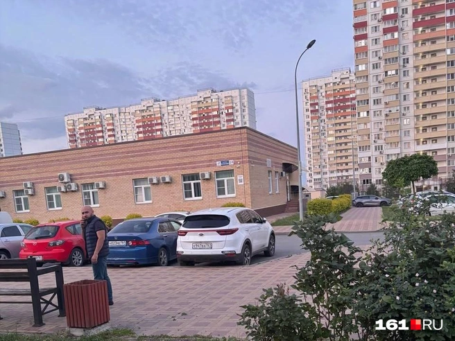 В одноэтажном здании нынешней поликлиники идет прием и взрослых, и детей | Источник: читатель 161.RU
