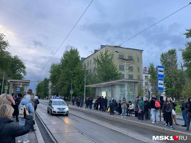 Толпа людей на трамвайной остановке в Даниловском районе Москвы | Источник: читатель MSK1.RU