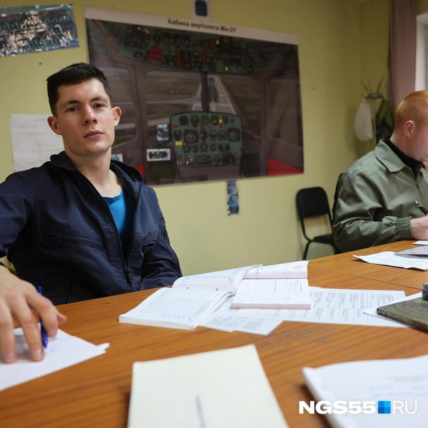 Курсанты готовы часами рассказывать о полетах и вертолетах | Источник: Евгений Софийчук / NGS55.RU
