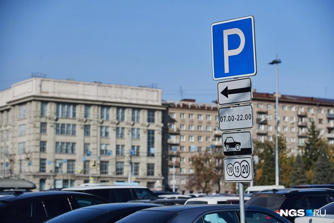 Горожане пользуются платными парковками, но при этом улицы Тихого центра все равно заставлены автомобилями | Источник: Александр Ощепков / NGS.RU