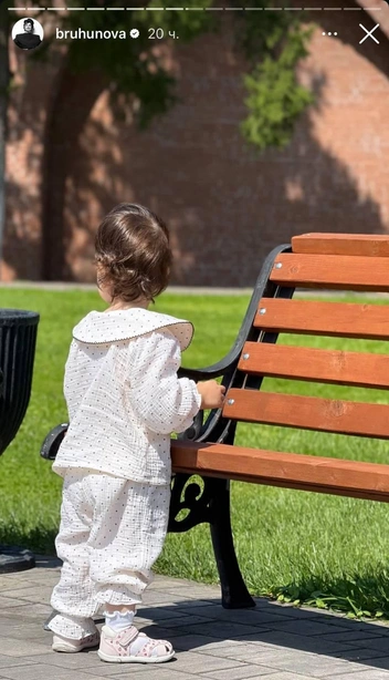 Брухунова даже показала дочь со спины | Источник: Татьяна Брухунова / Instagram* 